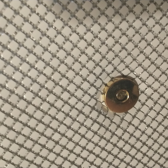 White chain mesh with gold strap purse no makers mark total hang length is 26in - Picture 4 of 8